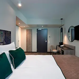 4* Otel Leonardo West